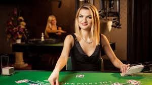 Dealer Monopoly Live di studio Evolution Gaming, menampilkan roda roulette dan papan 3D